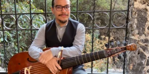 Compositor con su guitarra