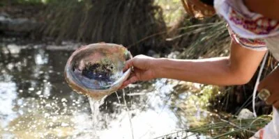 Agua en recipiente