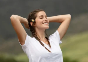 Mujer sonriendo de blusa blanca