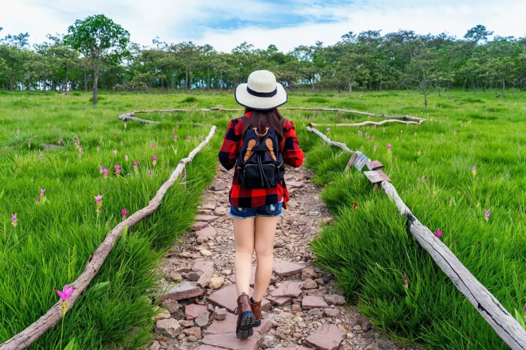 mujer-viajero-con-mochila-caminando-en-krachiew-campo-de-flores-tailandia-viajes