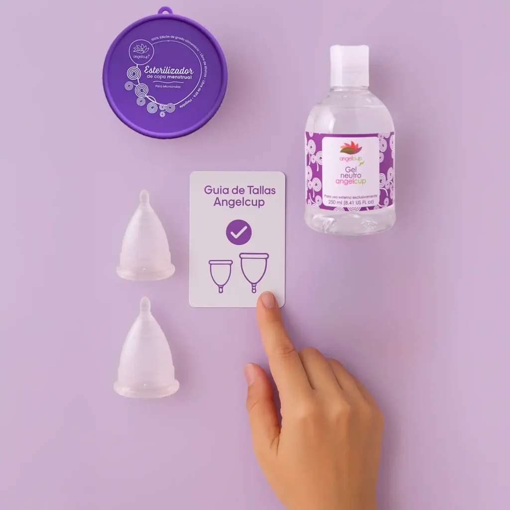 Cómo Comprar Copa Menstrual en México Mujer eligiendo entre la copa menstrual Angelcup talla chica y grande, un paso clave al aprender cómo comprar una copa menstrual segura.