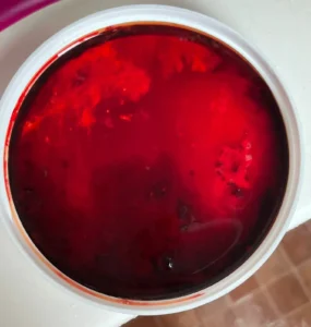 color de la sangre menstrual sangre en recipiente de vidrio