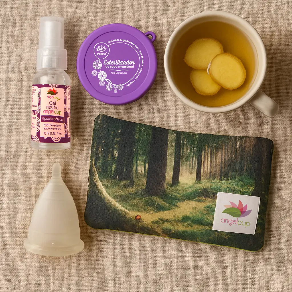 Flatlay copa menstrual angelcup gel neutro angelcup cojin anticolicos y vaso esterilizador