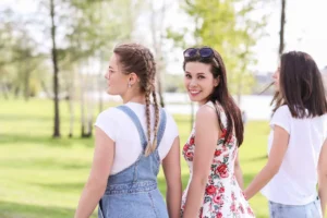 Amigas caminado juntas
