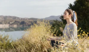 mujer relajada en campo natural verde