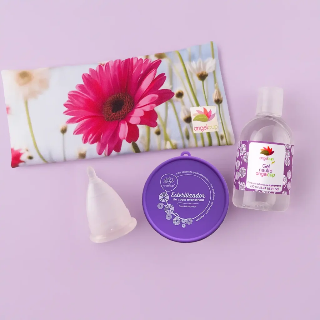 Kit de bienestar menstrual Angelcup sobre un fondo suave, mostrando la copa menstrual, el vaso esterilizador y el gel como soluciones que promueven la salud vaginal.