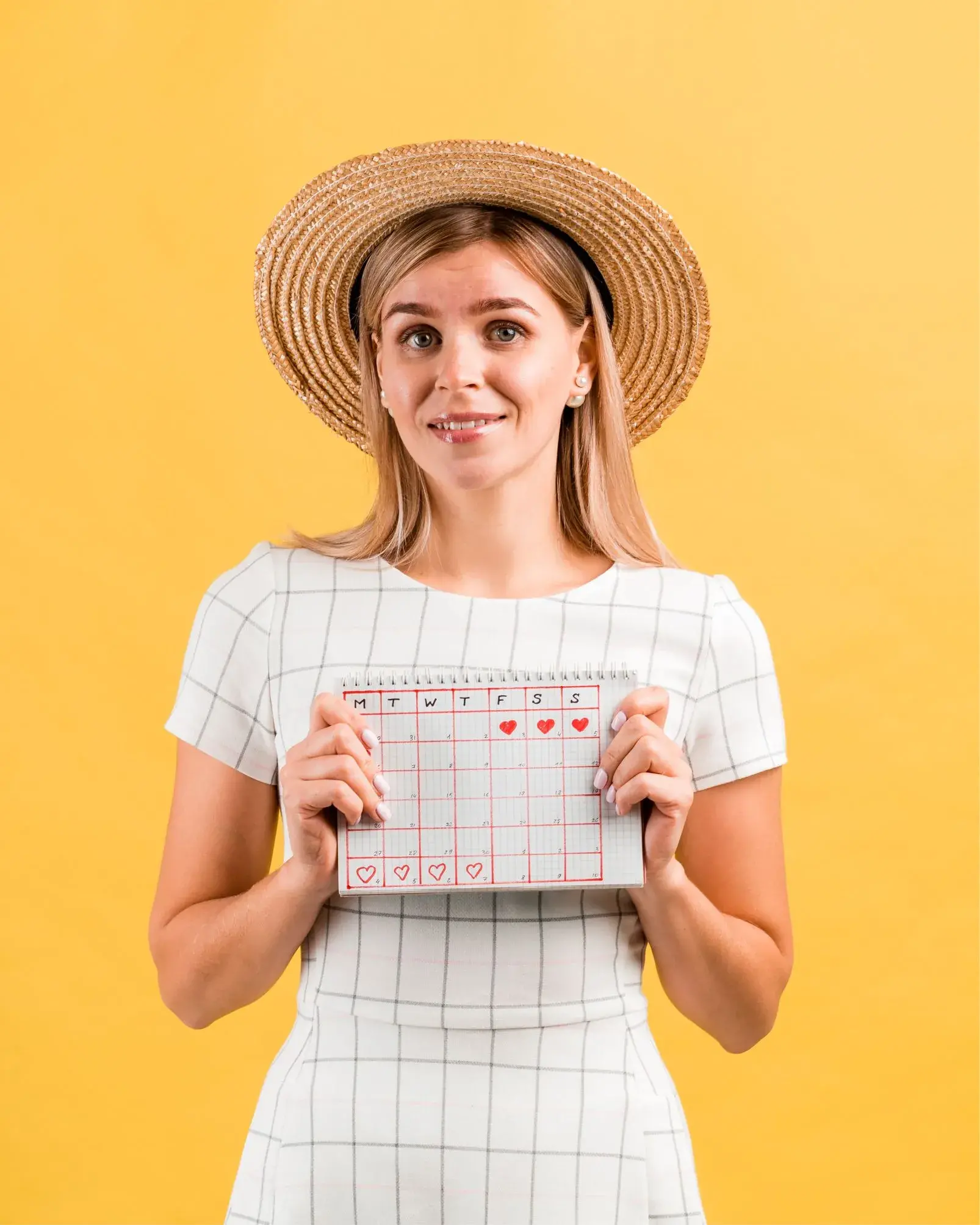 retrato-mujer-sombrero-sosteniendo-su-calendario-menstrual