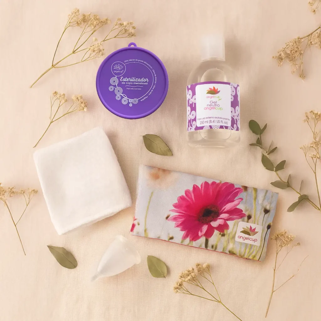 Kit de bienestar Angelcup con la copa menstrual, gel neutro y cojín anticólicos para un postparto cómodo y seguro.