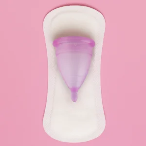 Copa menstrual vs toallas sanitarias, ilustrando la elección entre comodidad sostenible y productos desechables.