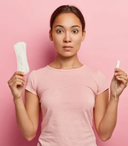 Mujer con camisa rosada con toalla y tapones