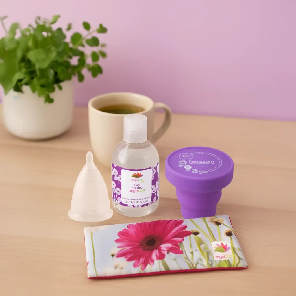 Productos Angelcup como el cojín anticólicos y la copa menstrual, aliados para un ciclo menstrual más cómodo.