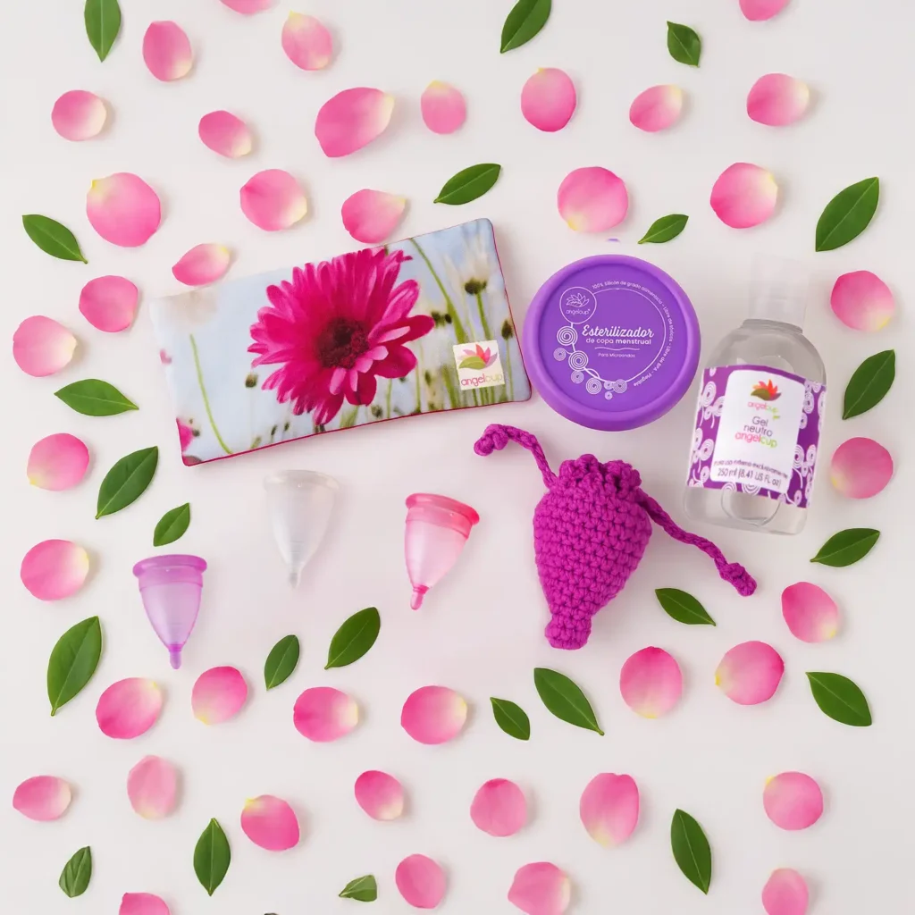 Kit de productos Angelcup para un ciclo menstrual cómodo, incluyendo la copa menstrual, cojín de semillas y vaso esterilizador.