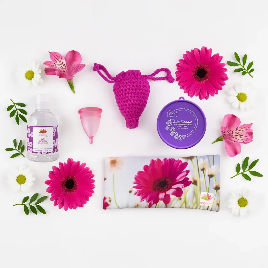 Productos Angelcup rodeados de flores, una invitación al autocuidado y a transformar tu ciclo menstrual con conciencia.