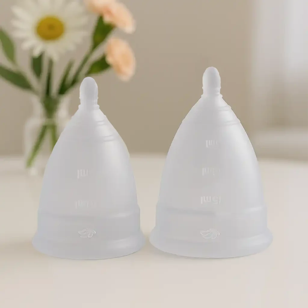 Señales de que la copa menstrual está llena y necesita vaciarse. Compara tiva visual entre las tallas grande y chica de la copa menstrual Angelcup