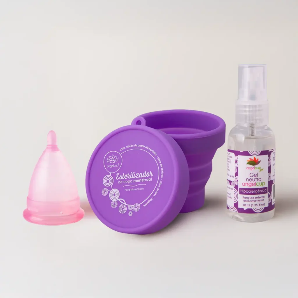 Copa Angelcup junto a su vaso esterilizador y gel neutro. Kit de productos reutilizables Angelcup que generan un ahorro menstrual a largo plazo.