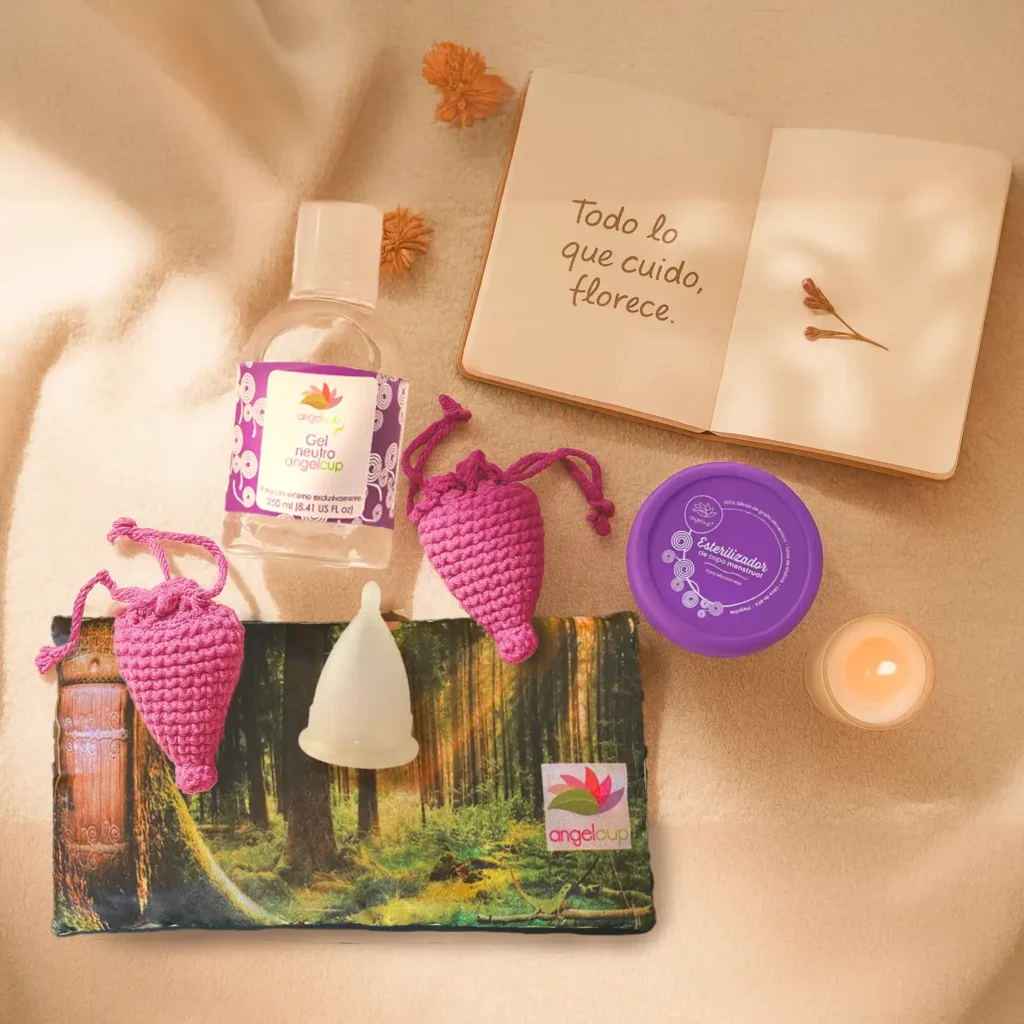Kit de productos Angelcup, incluyendo copa menstrual y cojín, como herramientas para apoyar la salud del suelo pélvico.