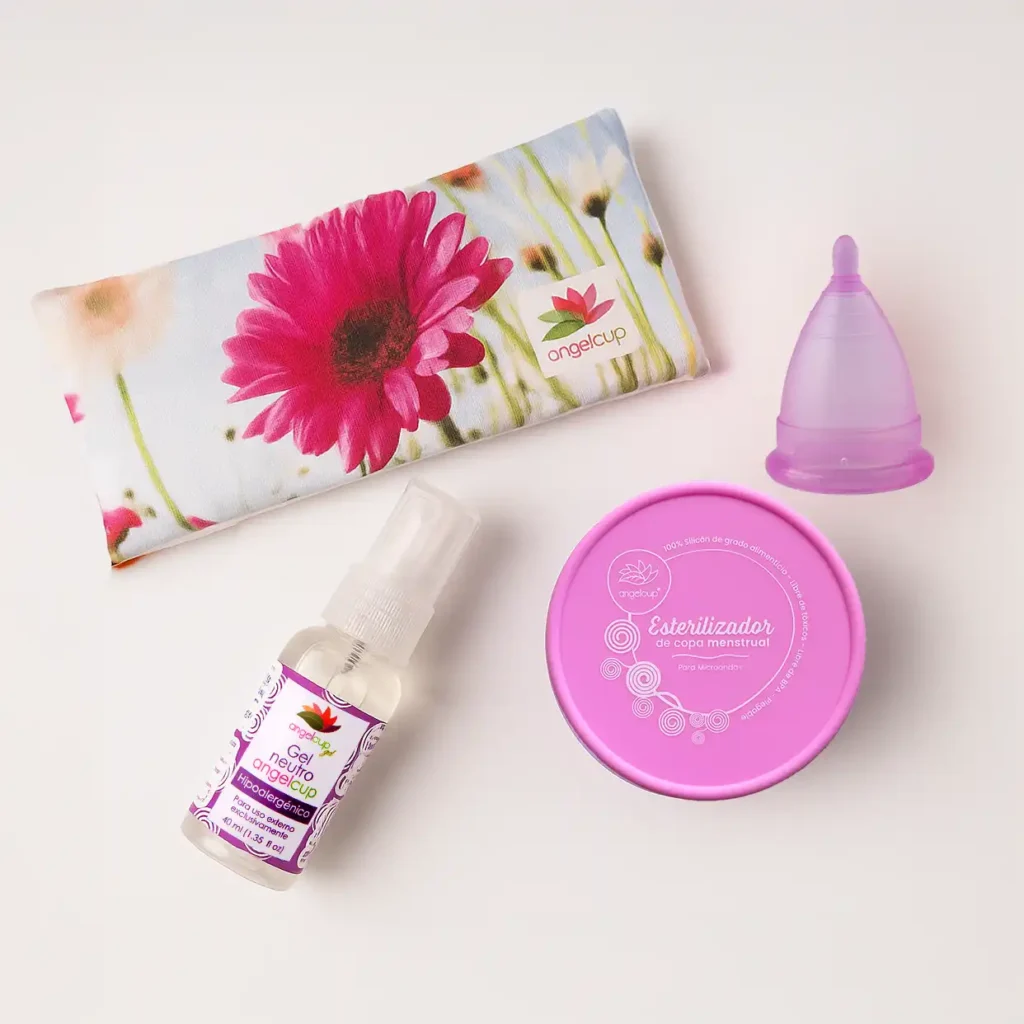 Kit de productos Angelcup, incluyendo la copa menstrual, el vaso esterilizador y el gel neutro, herramientas para una menstruación consciente.