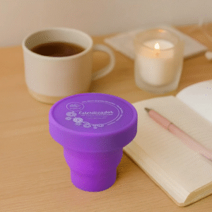 Un diario abierto con una pluma, simbolizando la importancia de registrar las experiencias y síntomas personales durante la menopausia para un mayor autoconocimiento.