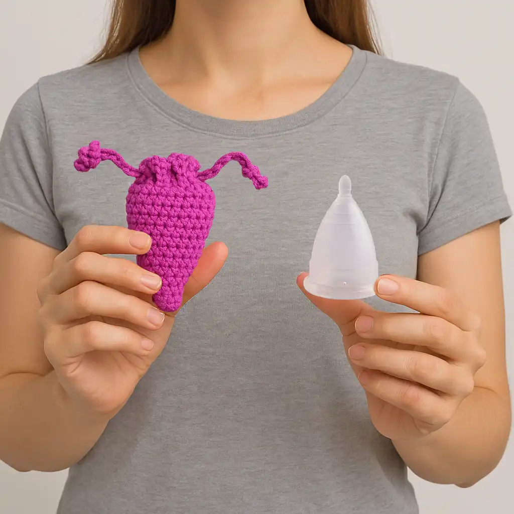 Una copa menstrual Angelcup junto a su bolsa útero, respondiendo a las preguntas frecuentes sobre regalos sostenibles para ella.