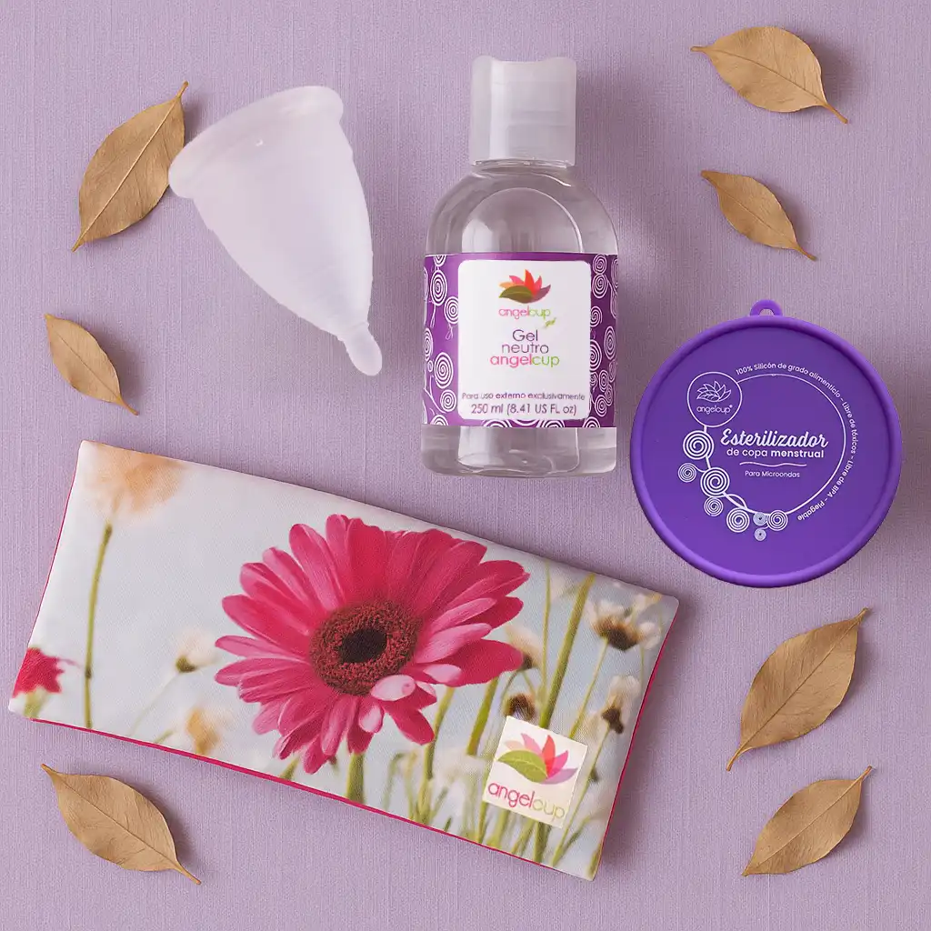 Productos sostenibles Angelcup para menstruación consciente: copa menstrual, gel neutro, vaso esterilizador y cojín anticólicos.