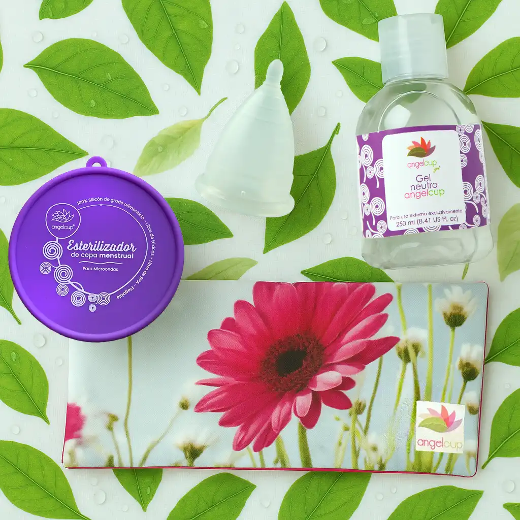 Kit completo de productos Angelcup para una menstruación sostenible y el ahorro de agua: copa menstrual, vaso esterilizador y jabón neutro.