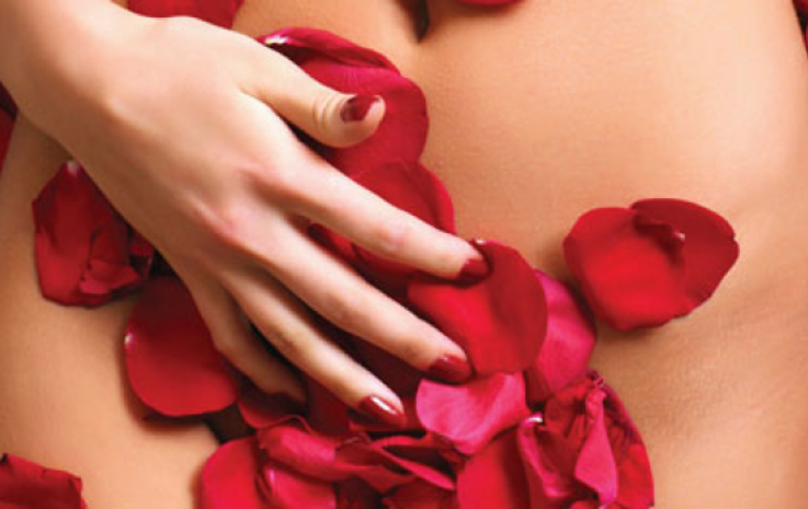 Una imagen artística que representa la menstruación abundante como un flujo de energía, invitando a escuchar las señales del cuerpo con el acompañamiento de Angelcup.