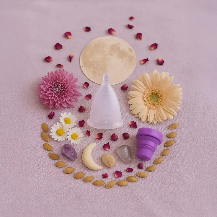 Una mujer creando un ritual de autocuidado para abrazar su ritmo durante la menstruación abundante, eligiendo soluciones amorosas para su bienestar.