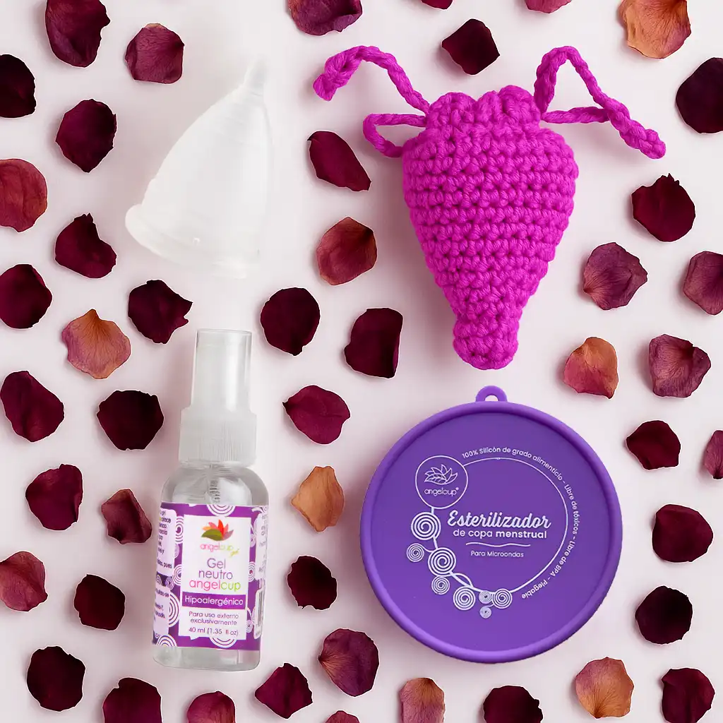 Kit de inicio para usar la copa menstrual, mostrando una Angelcup, su vaso esterilizador y el gel neutro de limpieza y la bolsita útero para guardarla.