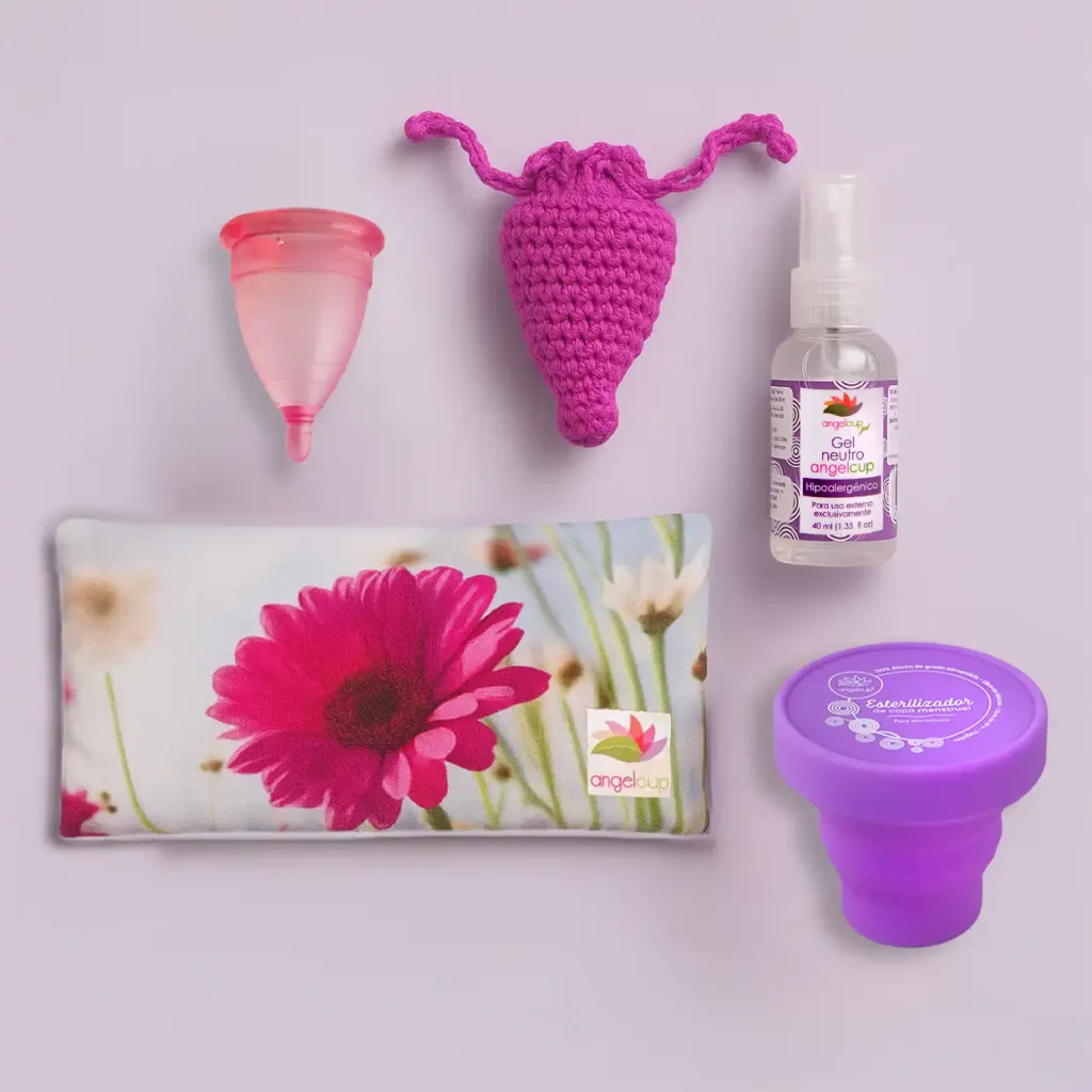 Kit de bienestar femenino con productos Angelcup como la copa menstrual y el cojín de semillas, ideal como regalo de autocuidado.