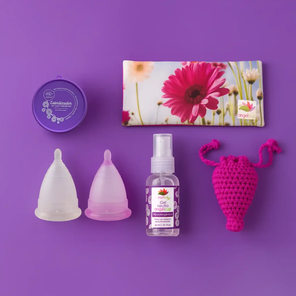 Soluciones de bienestar menstrual Angelcup: la copa, el vaso esterilizador y el cojín de semillas, pensados para el autocuidado de las mamás.