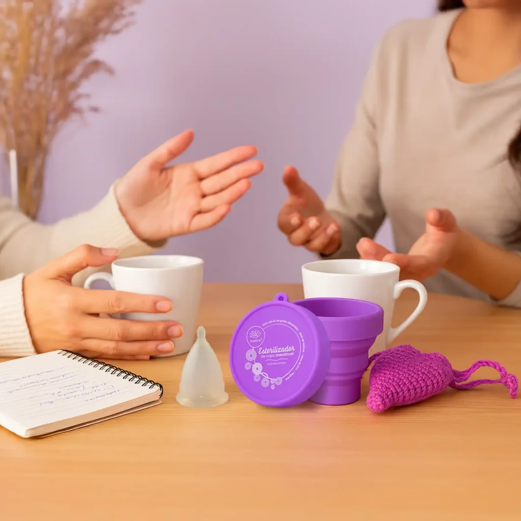 Madre educando a su hija sobre salud menstrual con una copa menstrual Angelcup, fomentando una conversación abierta y sin tabúes.