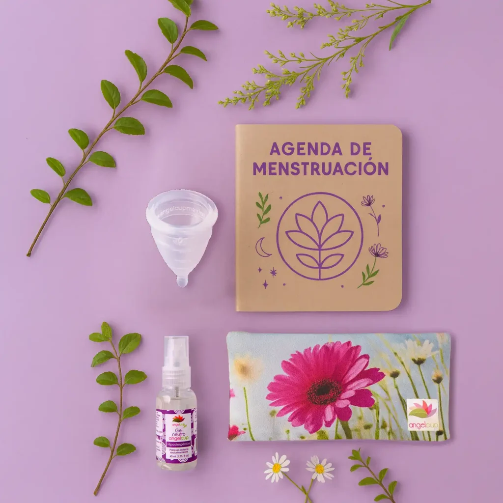 Copa menstrual Angelcup junto a una flor, representando la innovación sostenible para la salud femenina.