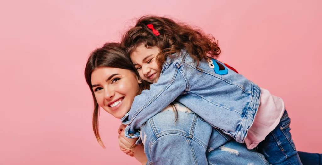 Mamá activa y feliz celebrando el Día de las Madres, disfrutando su libertad gracias a la comodidad de las copas menstruales para mamás.
