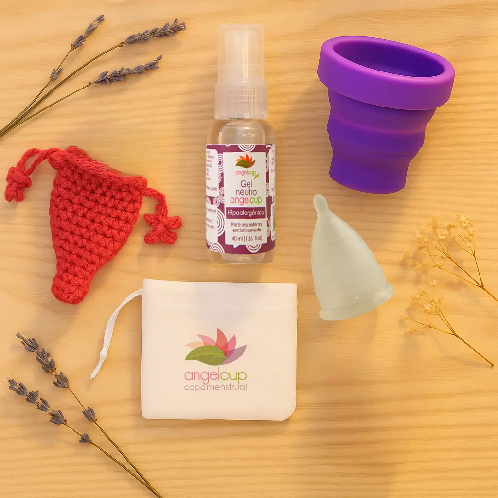 flat lay copa menstrual vaso esterilizador gel neutro y bolsa utero