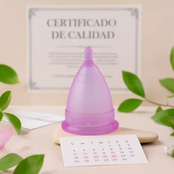 Mujer mirando al horizonte con confianza, simbolizando la transformación y el empoderamiento que llega al elegir Angelcup.