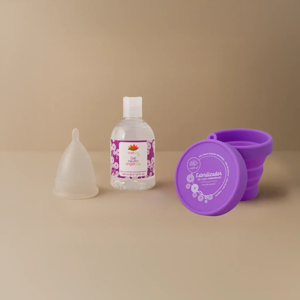 Composición armónica de los productos Angelcup: copa menstrual, Gel Neutro y Vaso Esterilizador para un cuidado menstrual completo.