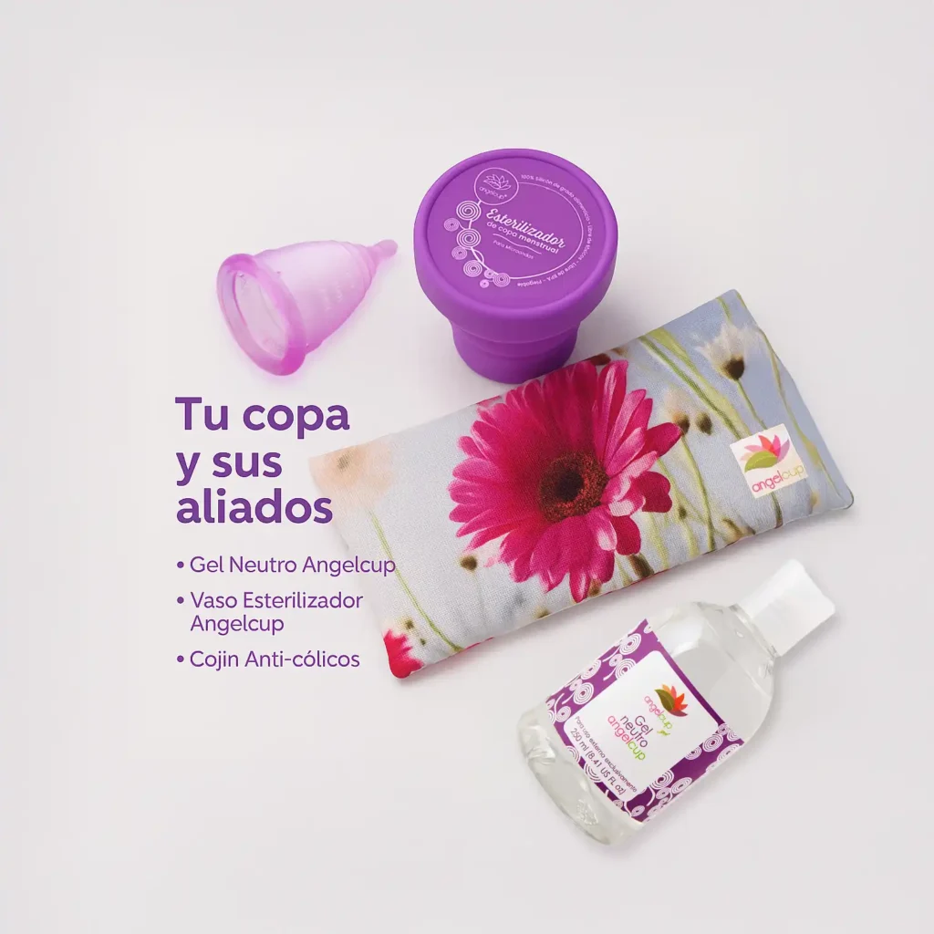 Kit de bienestar menstrual Angelcup con el texto 'Tu copa y sus aliados'. Se muestra la copa menstrual lila, el vaso esterilizador, el cojín anti-cólicos con diseño floral y el gel neutro para limpieza.