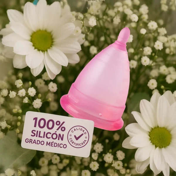 Detalle de la Copa Menstrual Angelcup con sello de calidad, fabricada con silicón grado médico 100% seguro para tu cuerpo