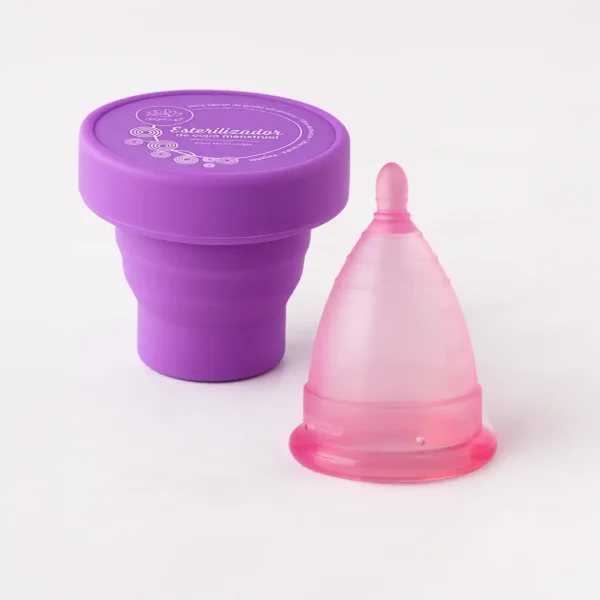 Copa menstrual Angelcup de silicona grado médico junto a su vaso esterilizador, simbolizando la calidad, higiene y confianza para tu cuerpo.