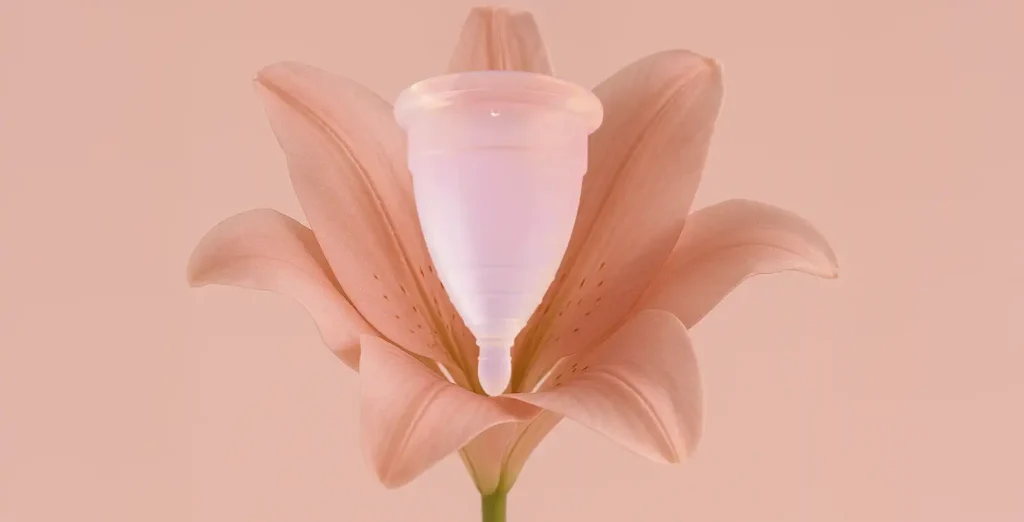 Mujer caminando hacia un futuro floreciente, simbolizando la transformación y el bienestar que se logra al comprar Angelcup con total confianza.