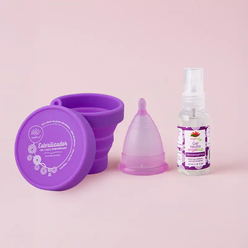 Kit de bienvenida Angelcup con la copa menstrual, el vaso esterilizador y el gel neutro, mostrando el acompañamiento integral de la marca.