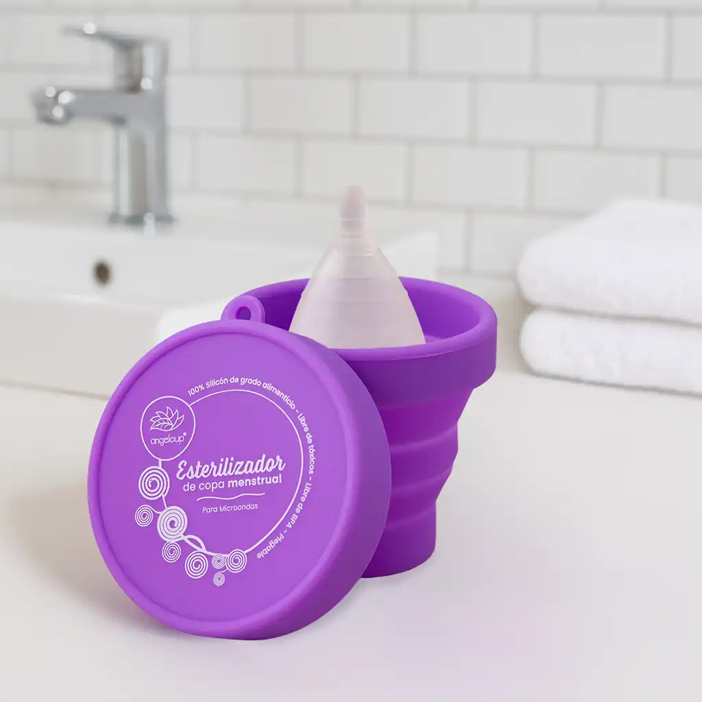 Vaso esterilizador Angelcup con una copa menstrual dentro para una higiene y cuidado correctos.