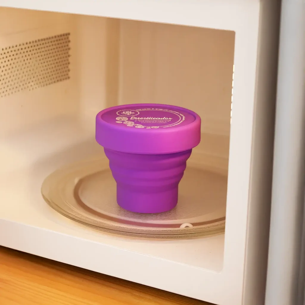 Vaso Esterilizador Angelcup en un microondas, mostrando la forma fácil y segura de mantener la higiene de tu copa menstrual.