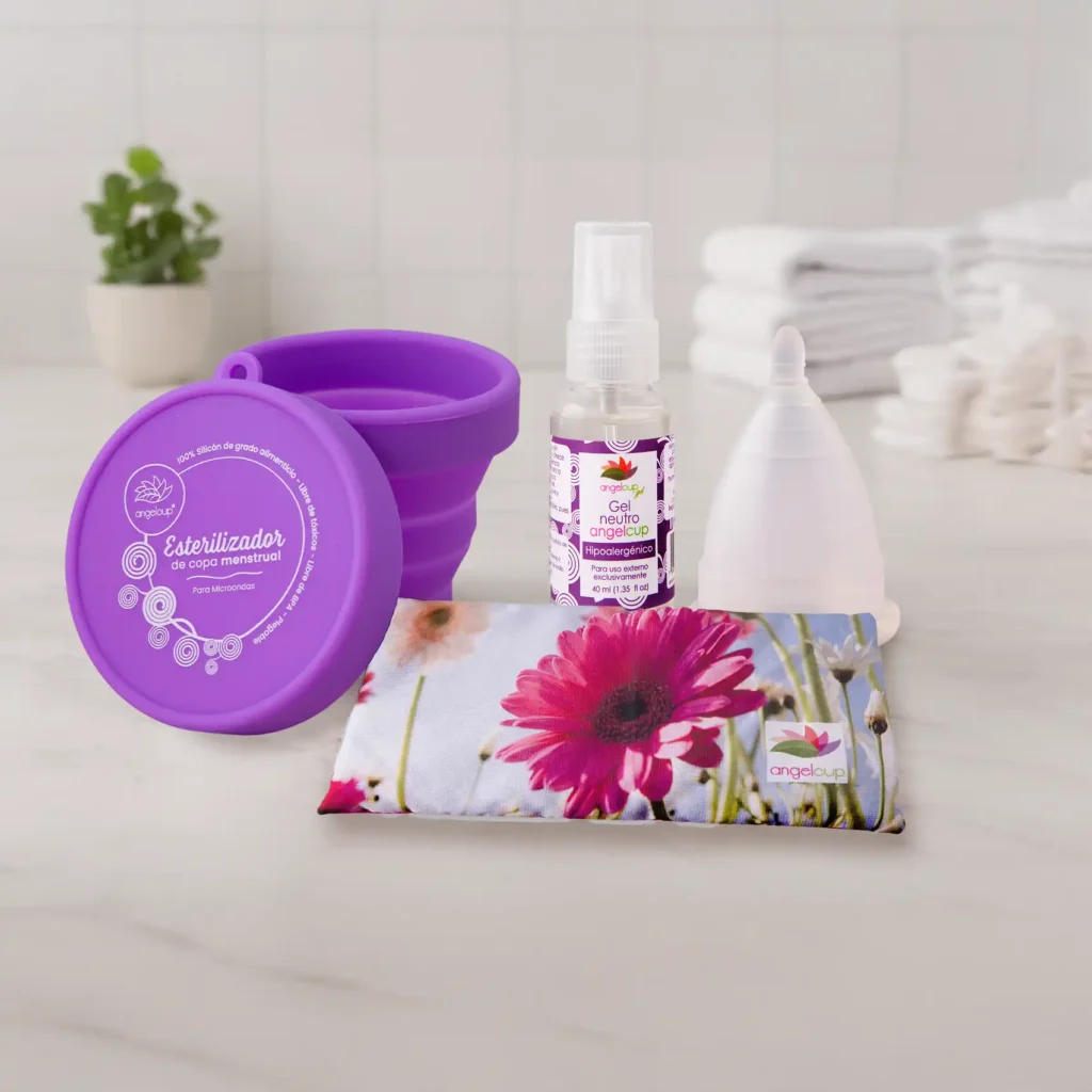 Kit de productos Angelcup esenciales para embajadoras: copa menstrual, gel neutro y vaso esterilizador.